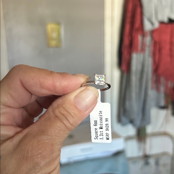 Dazzling Silver moissanite Women's Ring with Clear Gemstone - Picture 3 of 3